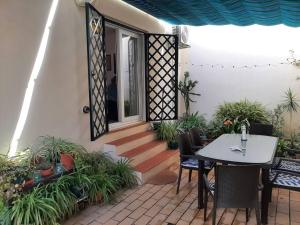un patio con mesa, sillas y plantas en 2 bedrooms apartement at Cadiz 450 m away from the beach with furnished terrace and wifi, en Cádiz