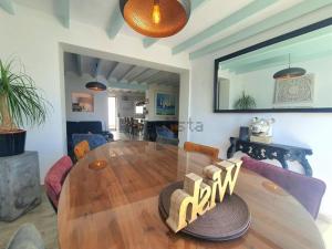 uma sala de estar com uma mesa de madeira e uma sala de jantar em Casa Roberto Altea em Altea