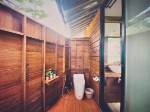 ein Bad mit einem WC und einem Waschbecken in der Unterkunft Ideal View Villa lanna in Ban Pa Lan