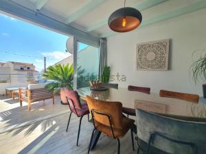 - une salle à manger avec une table et des chaises dans l'établissement Casa Roberto Altea, à Altea