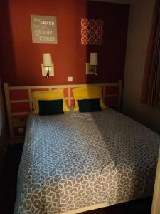 um quarto com uma cama grande e almofadas amarelas em Résidence Les Parcs de Grimaud - maeva Home - Appartement 3 pièces 6 perso 804 em Grimaud