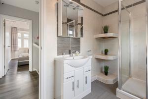 W łazience znajduje się umywalka i prysznic. w obiekcie Chrystal Palace Stays with free parking Lambeth w mieście Upper Norwood