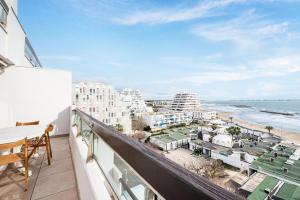 uma varanda com vista para a praia e para os edifícios em Le Languedoc V - maeva Home - Appartement 3 pièces 6 personnes - Prestige 184 em La Grande-Motte