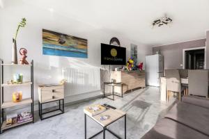 uma sala de estar com um sofá e uma mesa em Le Saint Clair - maeva Home - Appartement 3 pièces 6 personnes - Prestige 004 em La Grande-Motte