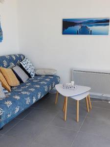 una sala de estar con un sofá y una mesa en F3 Face à Cordouan, en Saint-Palais-sur-Mer