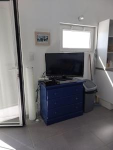 sala de estar con TV en una cómoda azul en F3 Face à Cordouan, en Saint-Palais-sur-Mer 38 fotos más