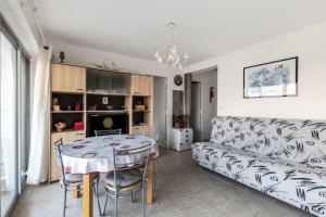 ein Wohnzimmer mit einem Tisch und einem Sofa in der Unterkunft Le Grand Voilier - maeva Home - Studio 4 personnes - Sélection 234 in La Grande-Motte