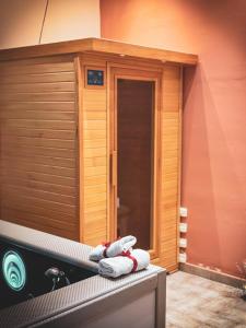 ein Badezimmer mit einer Badewanne und Handtüchern auf einem Sims in der Unterkunft Terre Dell'Amore in Grosseto