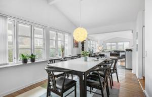 een eetkamer met een tafel en stoelen bij Nice Home In Nyborg With Kitchen in Nyborg