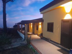 una pequeña casa con porche por la noche en Etna Country Home, en Nicolosi