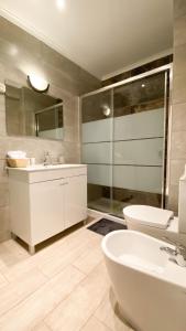 uma casa de banho com um lavatório e um WC em Spacious 1 bed in Vilamoura, Fast Wifi & Pool em Quarteira