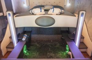 Terre Dell'Amore في غروسيتو: سرير في غرفة مع أرضية تحت الماء