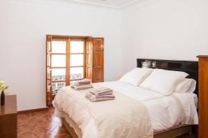 een slaapkamer met een bed met twee handdoeken erop bij Alojamiento Yecla Centro by piso del Ayuntamiento de Yecla in Yecla