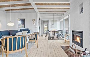 DrøsselbjergにあるAwesome Home In Slagelse With 2 Bedrooms And Wifiのリビングルーム(ソファ、暖炉付)