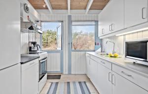 Kuchyň nebo kuchyňský kout v ubytování Holiday Home Kløverbakken