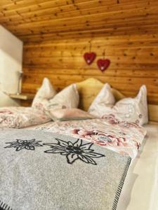 Ein Bett oder Betten in einem Zimmer der Unterkunft Haus Silberwang