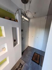 Cette chambre dispose d'un couloir avec une paroi en verre. dans l'établissement Le Birdy - maeva Home - Appartement 2 pièces 4 personnes - Prestige 614, à La Grande Motte