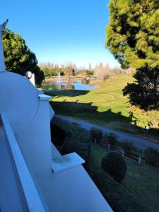 Blick auf einen Golfplatz vom Balkon eines Hauses in der Unterkunft Le Birdy - maeva Home - Appartement 2 pièces 4 personnes - Prestige 614 in La Grande-Motte