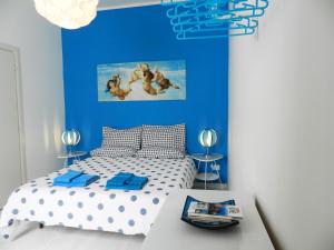 een blauwe slaapkamer met een bed en een blauwe muur bij Dea Cibele in Rome