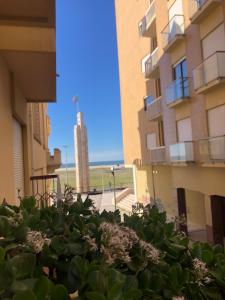 Blick auf den Strand von zwei Gebäuden in der Unterkunft Castelo do Relógio by Férias em Figueira in Figueira da Foz