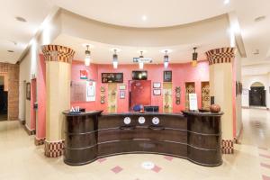 eine Lobby mit einer Bar in der Mitte in der Unterkunft Ibis Ouarzazate in Ouarzazate
