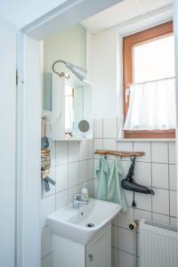 a bathroom with a sink and a mirror at Ferienwohnung im Zentrum von Eisenach in Eisenach +29 photos