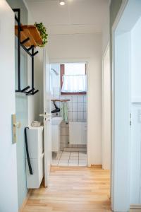 a bathroom with a toilet and a sink at Ferienwohnung im Zentrum von Eisenach in Eisenach