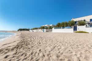 サン・ピエトロ・イン・ベヴァーニャにあるBlusea Beach Apartmentsの砂浜