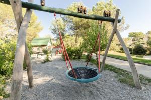 Plac zabaw dla dzieci w obiekcie Village Pont Royal en Provence - maeva Home - Appartement cosy et climatisé 2 pièces 5 personnes avec jardin - Prestige - super Home MAE-2864