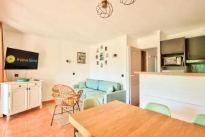 Kuchnia lub aneks kuchenny w obiekcie Village Pont Royal en Provence - maeva Home - Appartement cosy et climatisé 2 pièces 5 personnes avec jardin - Prestige - super Home MAE-2864