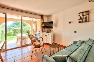 Część wypoczynkowa w obiekcie Village Pont Royal en Provence - maeva Home - Appartement cosy et climatisé 2 pièces 5 personnes avec jardin - Prestige - super Home MAE-2864