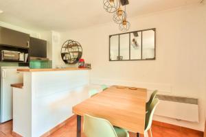 Kuchnia lub aneks kuchenny w obiekcie Village Pont Royal en Provence - maeva Home - Appartement cosy et climatisé 2 pièces 5 personnes avec jardin - Prestige - super Home MAE-2864