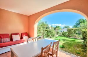 Część wypoczynkowa w obiekcie Village Pont Royal en Provence - maeva Home - Appartement cosy et climatisé 2 pièces 5 personnes avec jardin - Prestige - super Home MAE-2864