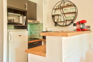 Kuchnia lub aneks kuchenny w obiekcie Village Pont Royal en Provence - maeva Home - Appartement cosy et climatisé 2 pièces 5 personnes avec jardin - Prestige - super Home MAE-2864
