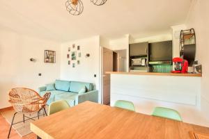 Kuchnia lub aneks kuchenny w obiekcie Village Pont Royal en Provence - maeva Home - Appartement cosy et climatisé 2 pièces 5 personnes avec jardin - Prestige - super Home MAE-2864