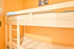sypialnia z dwoma łóżkami piętrowymi w pokoju w obiekcie Village Pont Royal en Provence - maeva Home - Appartement cosy et climatisé 2 pièces 5 personnes avec jardin - Prestige - super Home MAE-2864 w mieście Mallemort +29 zdjęć