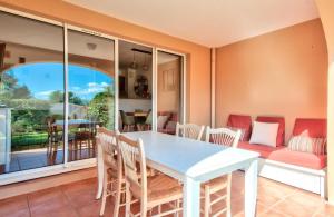 jadalnia z białym stołem i krzesłami w obiekcie Village Pont Royal en Provence - maeva Home - Appartement cosy et climatisé 2 pièces 5 personnes avec jardin - Prestige - super Home MAE-2864 w mieście Mallemort