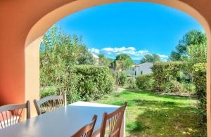 Ogród w obiekcie Village Pont Royal en Provence - maeva Home - Appartement cosy et climatisé 2 pièces 5 personnes avec jardin - Prestige - super Home MAE-2864
