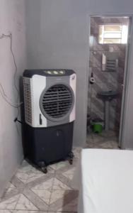 Baño con ventilador en la esquina de una habitación en Pousada Sol, en Goiânia