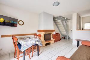 a dining room with a table and a fireplace at Les maisons de Port Guillaume - maeva Home - Maison 3 pièces 6 personnes - Confort MAE-3464 in Dives-sur-Mer