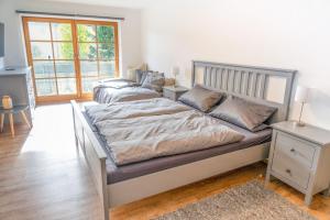 - une chambre avec 2 lits et une fenêtre dans l'établissement Stolz, à Bihlerdorf