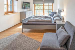 - un salon avec deux lits et un canapé dans l'établissement Stolz, à Bihlerdorf