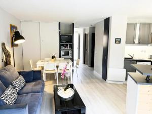 salon z kanapą i stołem w obiekcie Résidence Le Boucanier - 3 Pièces pour 6 Personnes 954 w mieście Vieux-Boucau-les-Bains