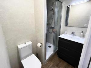 W łazience znajduje się toaleta, umywalka i prysznic. w obiekcie Résidence Le Boucanier - 2 Pièces pour 6 Personnes 964 w mieście Vieux-Boucau-les-Bains +1 zdjęcie
