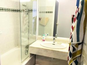 een badkamer met een wastafel en een douche bij Résidence Le Boucanier - 2 Pièces pour 4 Personnes 084 in Vieux-Boucau-les-Bains