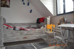 Zimmer mit einer Holzbank und einem Tisch in der Unterkunft Propriete de 2 chambres avec wifi a Saint Pol de Leon a 1 km de la plage in Saint-Pol-de-Léon