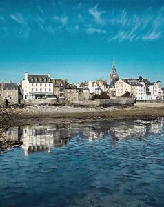 Blick auf die Stadt vom Wasser in der Unterkunft Propriete de 2 chambres avec wifi a Saint Pol de Leon a 1 km de la plage in Saint-Pol-de-Léon