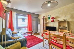 uma sala de estar com um sofá e uma mesa em Le koala em Villard-de-Lans