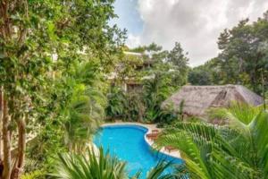 un complejo con piscina en la selva en Condo Complex with an Alluring Pool & Tropical Vibes by Stella Rentals, en Tulum