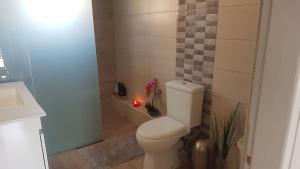A bathroom at Bei Kosta Még 8 kép